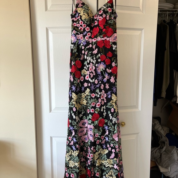 Mac duggal floral embroidered maxi gown. Size 2 - Picture 2 of 3